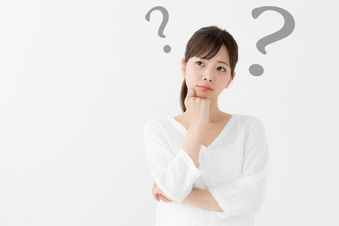 ?を浮かべる女性