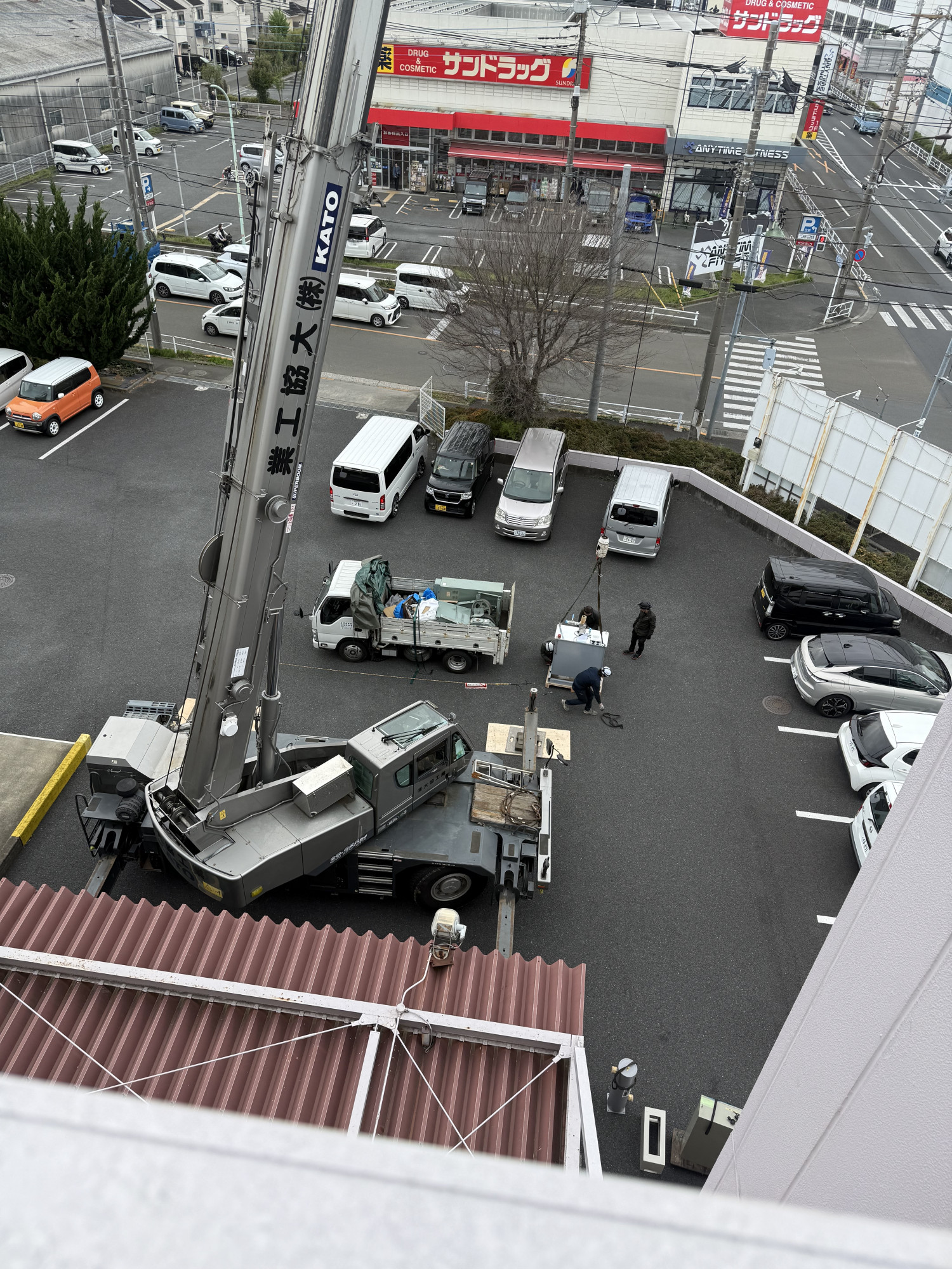 都内某物件、レッカー搬入作業