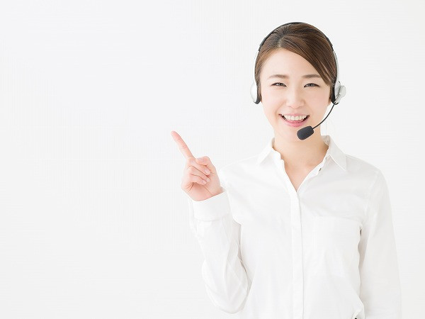 マイクを付けた女性