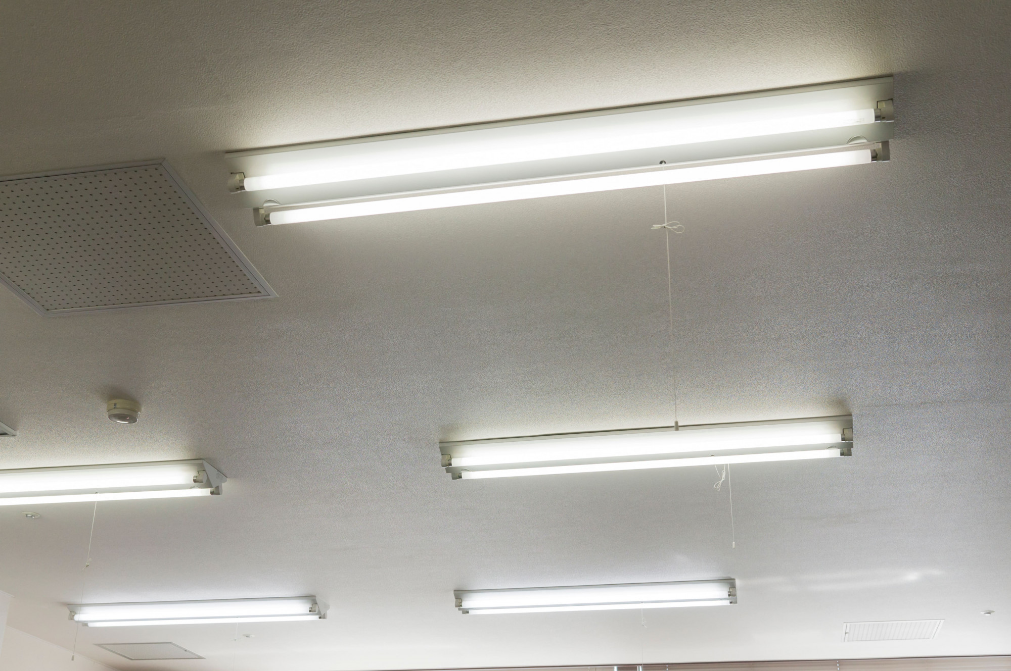 取付後に点灯を確認した天井の照明器具
