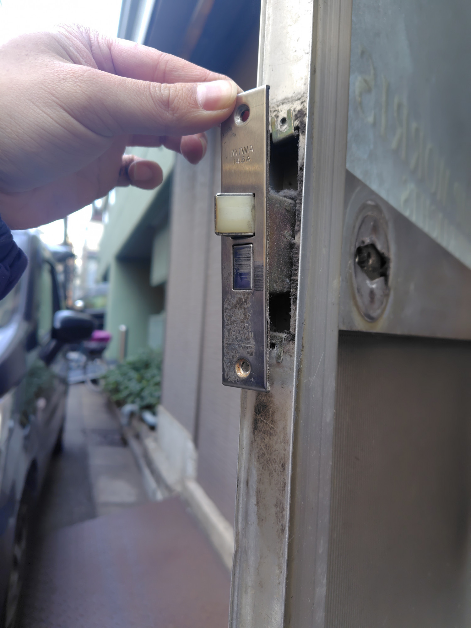 東京都港区赤坂で家の玄関の鍵交換！？鍵屋believe