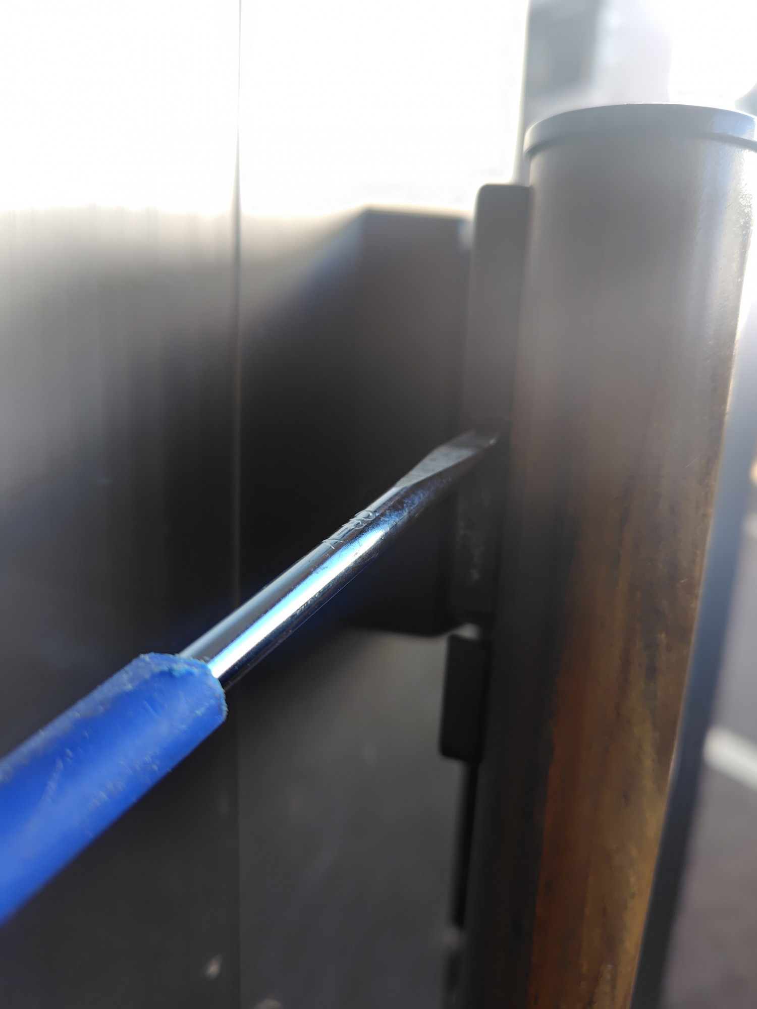 東京都港区新橋で家の玄関の鍵(ドアノブラッチ)修理のご依頼