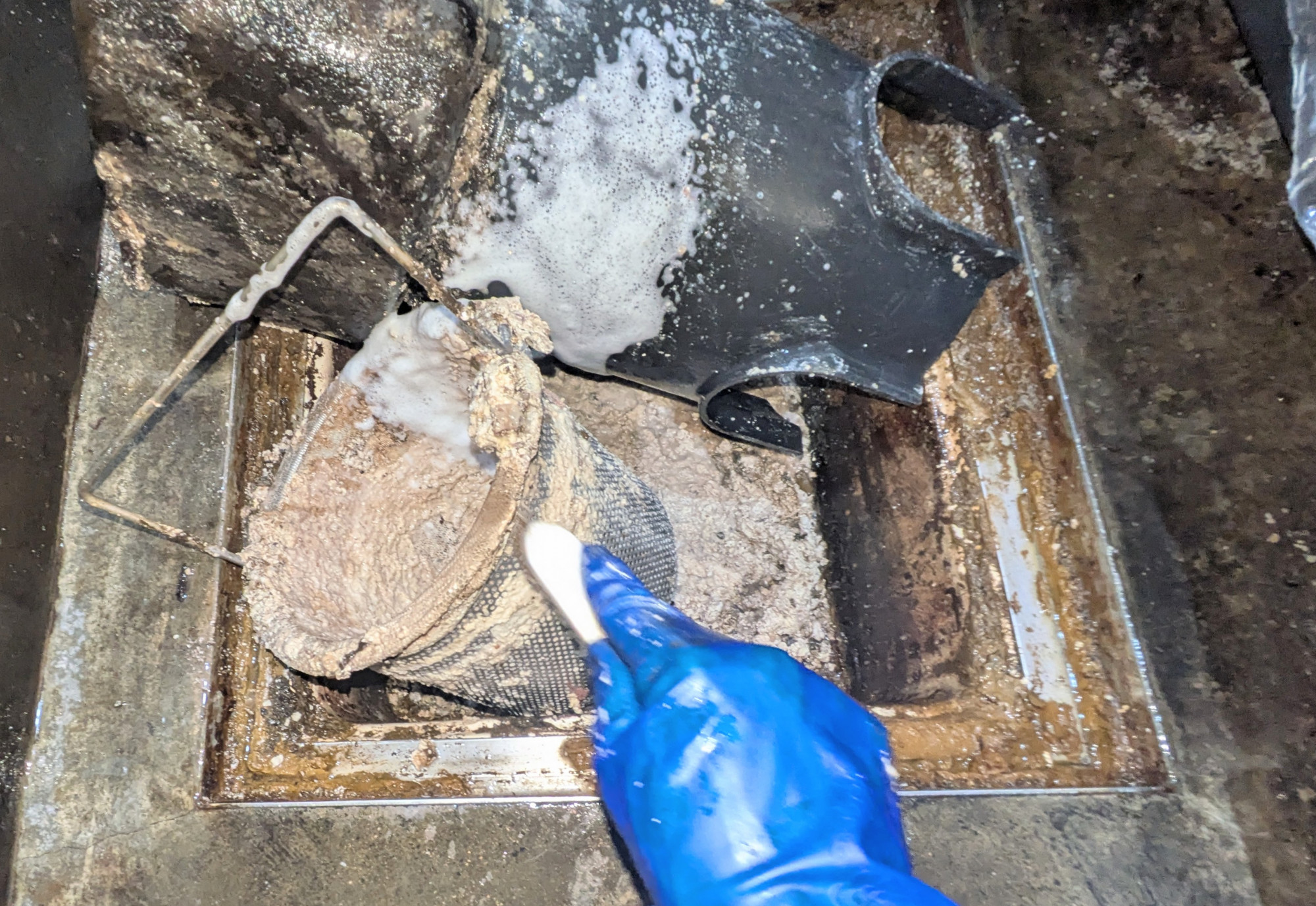神戸元町・創作鉄板焼店舗、厨房グリストラップ清掃・施工例! | 兵庫県