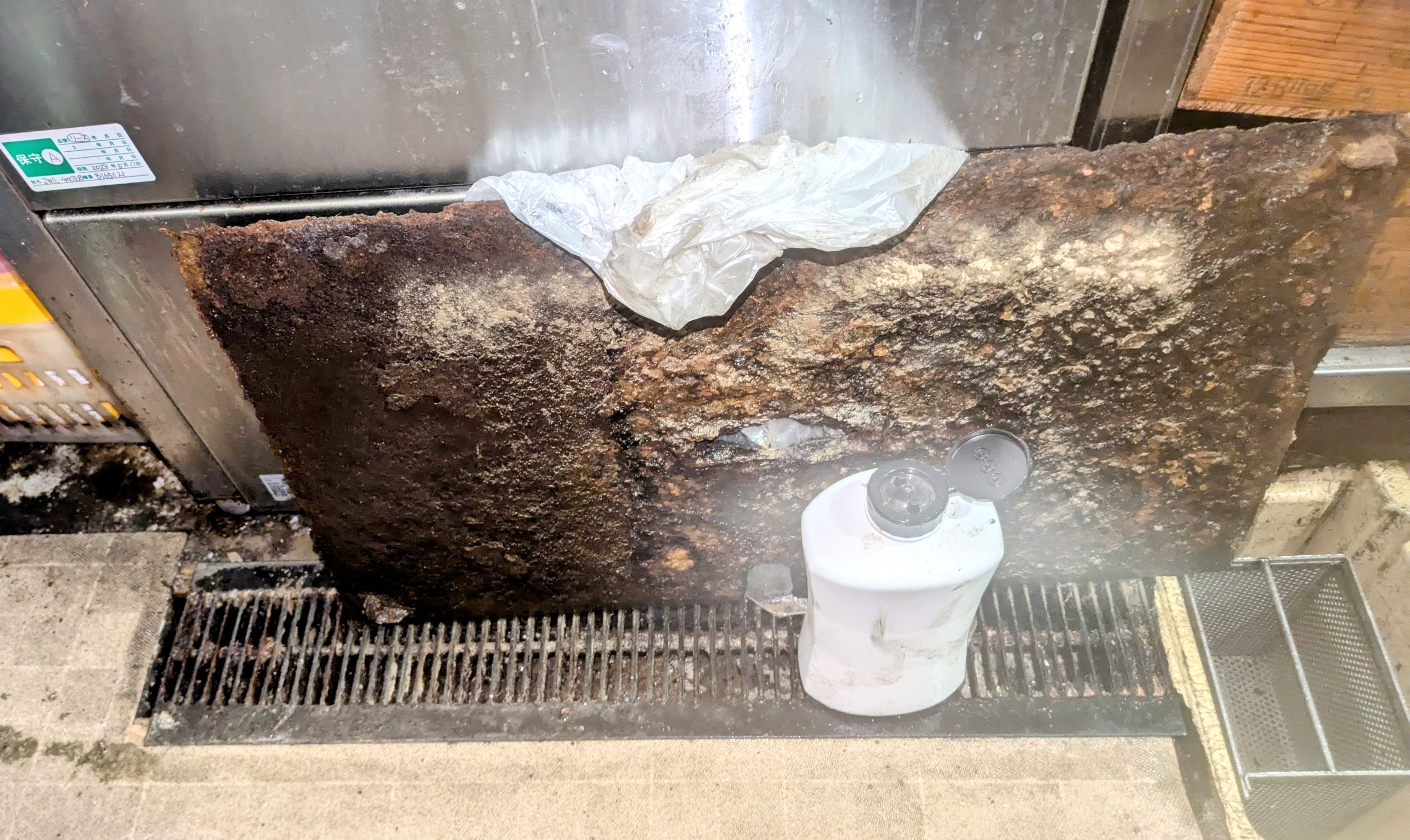 大阪松屋町・スペイン料理店舗、グリストラップ清掃・施工例！ | 兵庫