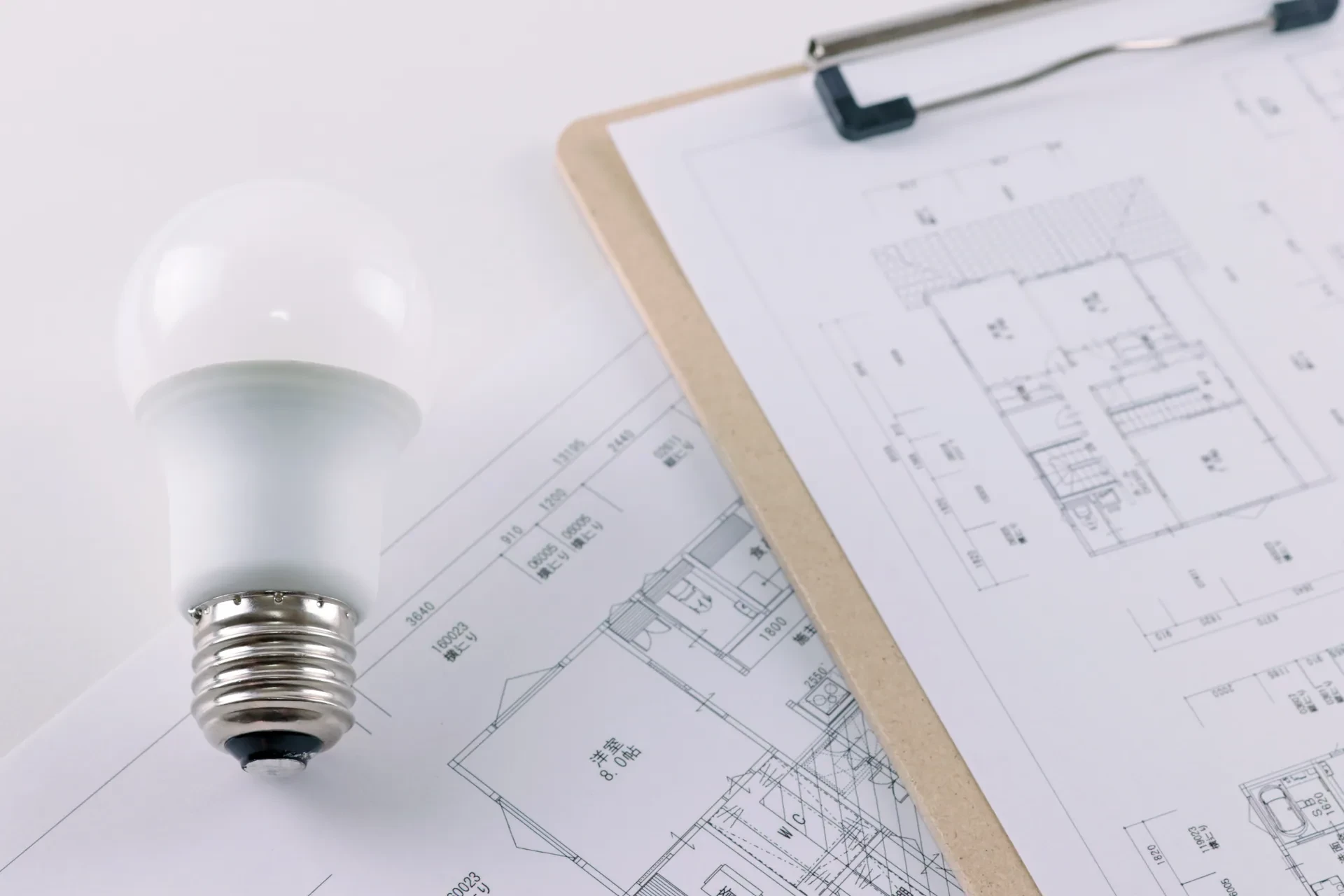 図面の上に置かれたLED電球