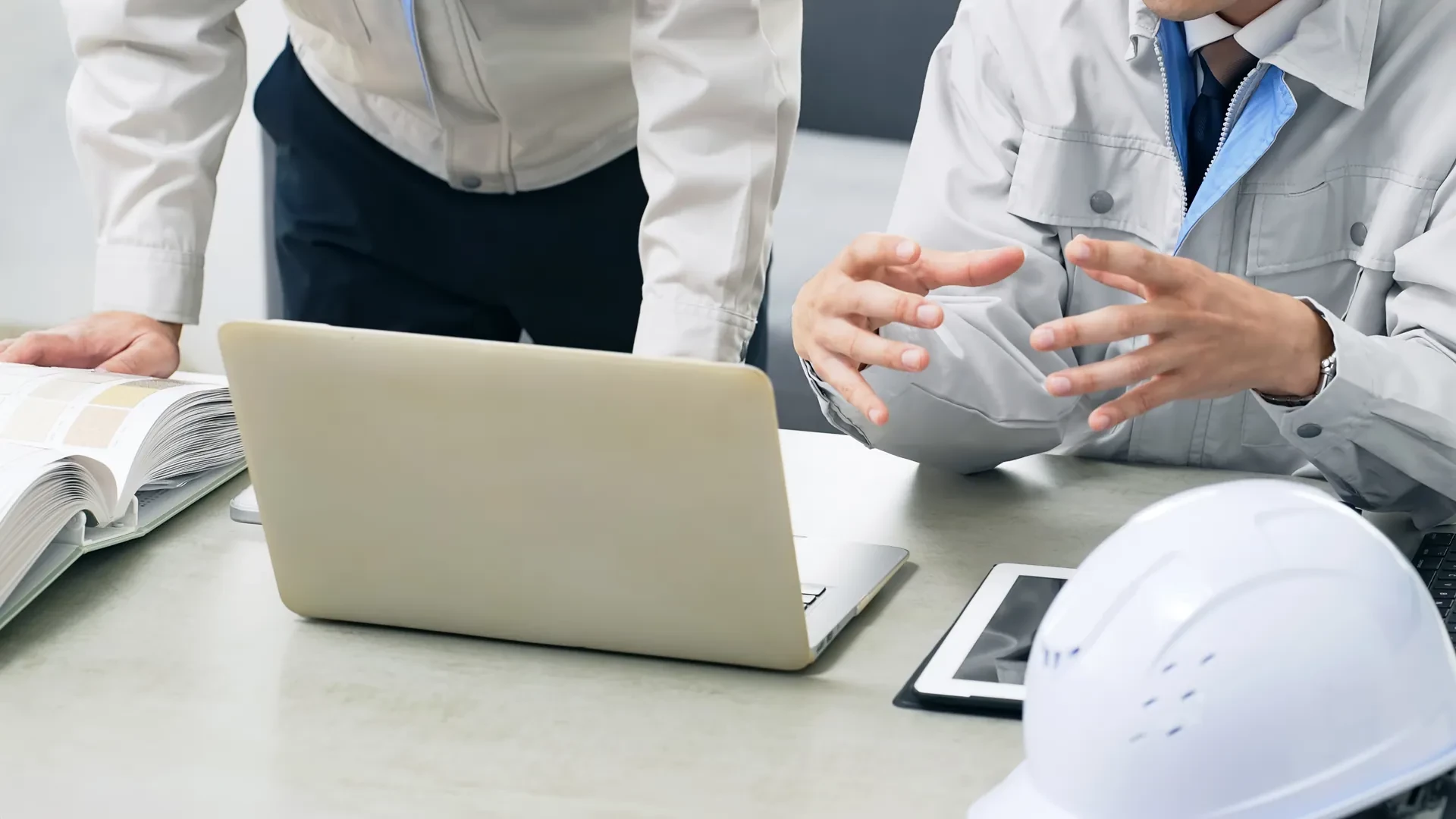 査定・面談で打ち合わせをする様子