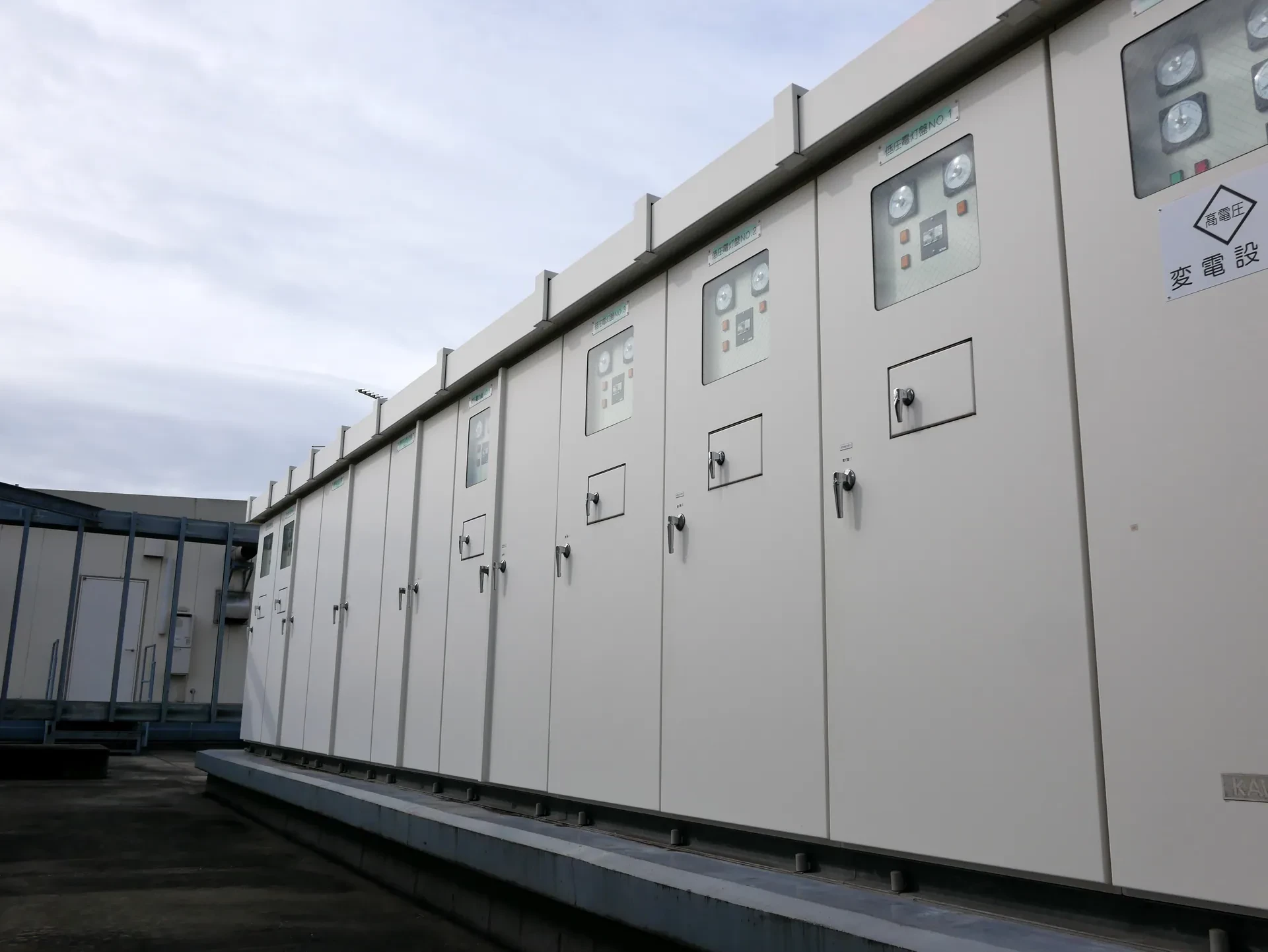屋上の高圧受変電設備