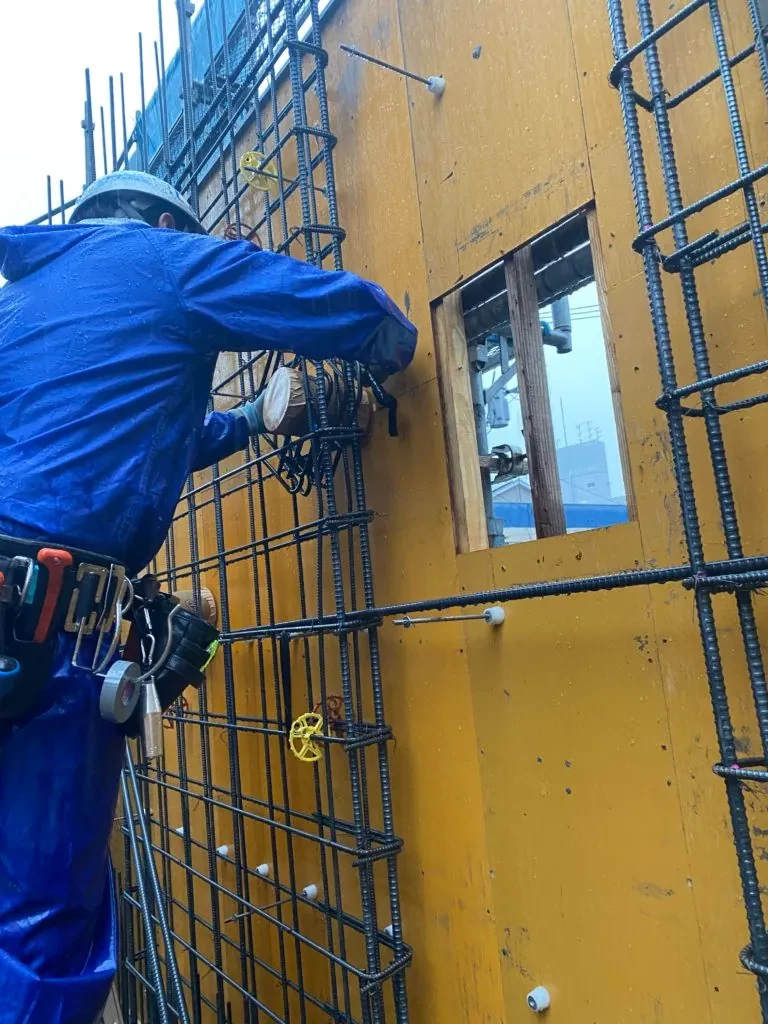 現場での電気工事作業