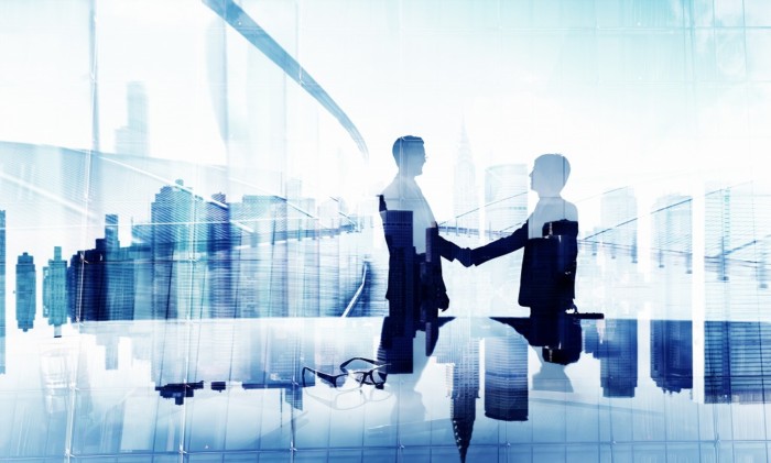 握手する会社員