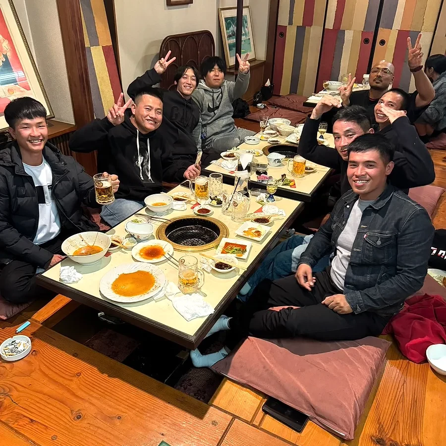 スタッフ同士で食事を楽しむひととき