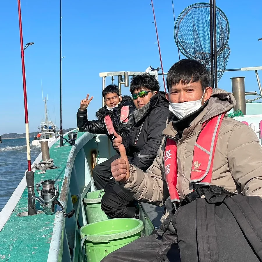 休日に会社の船で釣りを楽しむKENSINのスタッフ