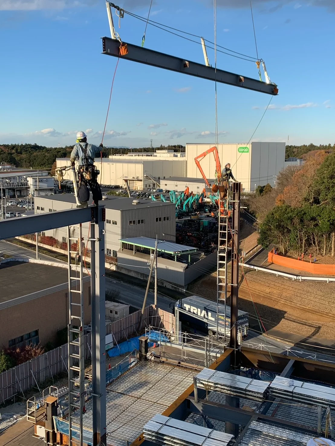 クレーンで鉄骨を吊り上げ、建方を行う現場