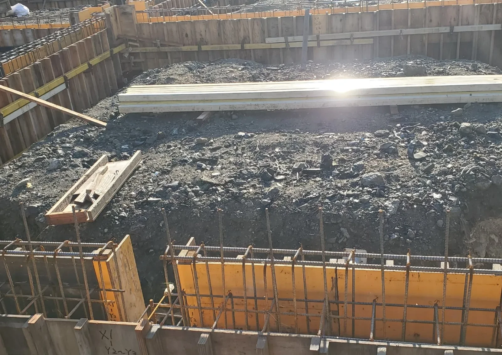 型枠を外した建築躯体の壁