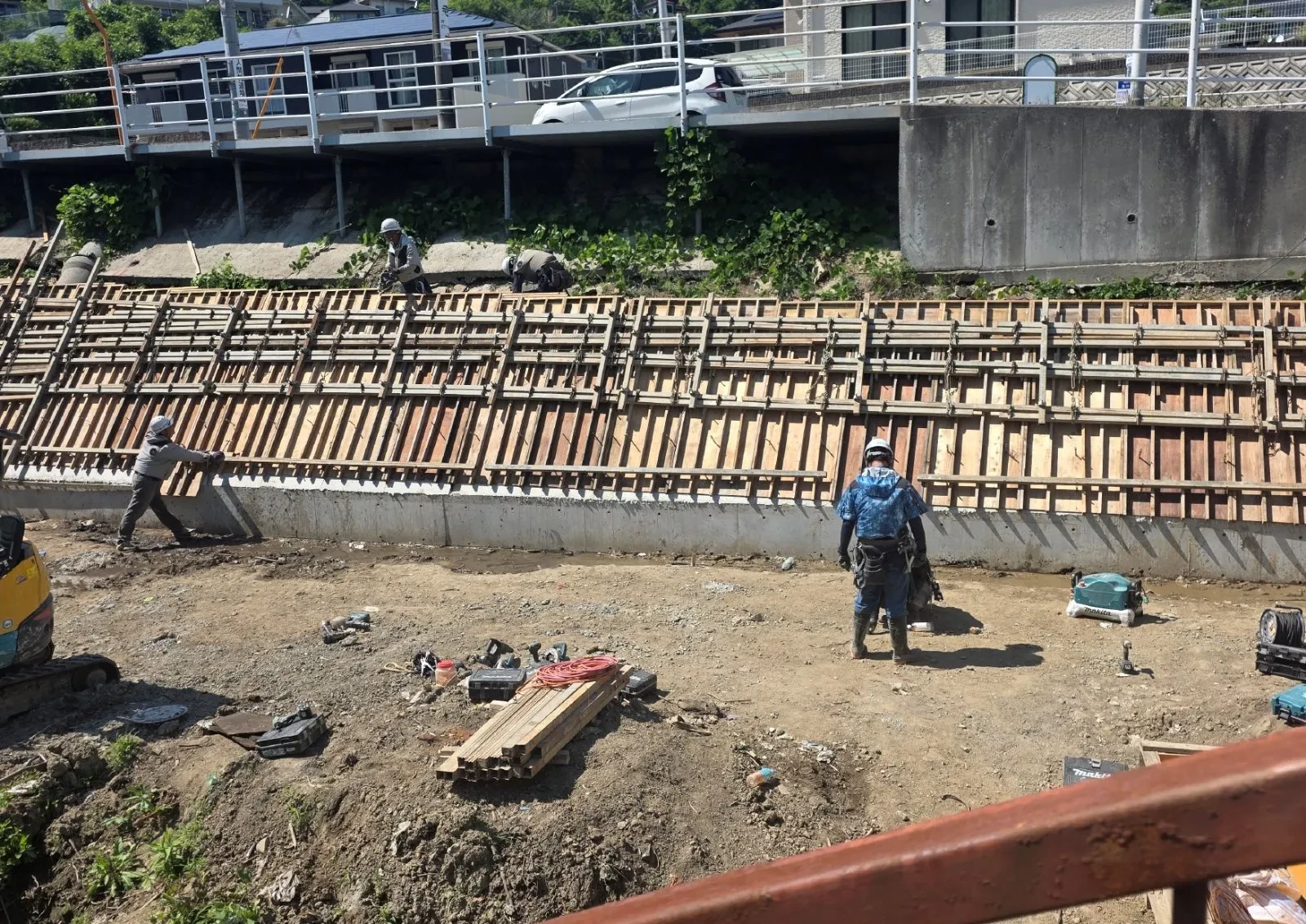 斜面に沿って建て込んだ法面型枠