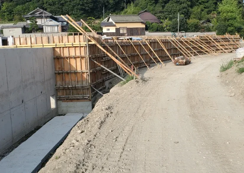 道路脇に組み上がった擁壁の型枠