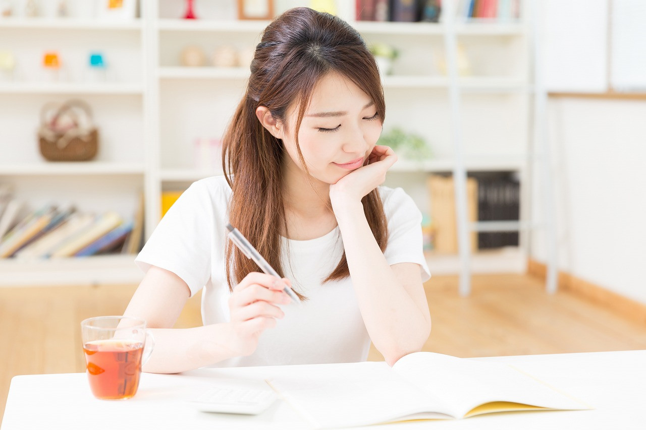勉強する女性