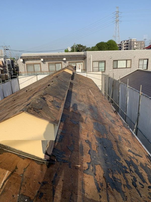 まずは、石綿含有材のスレート屋根の写真です。