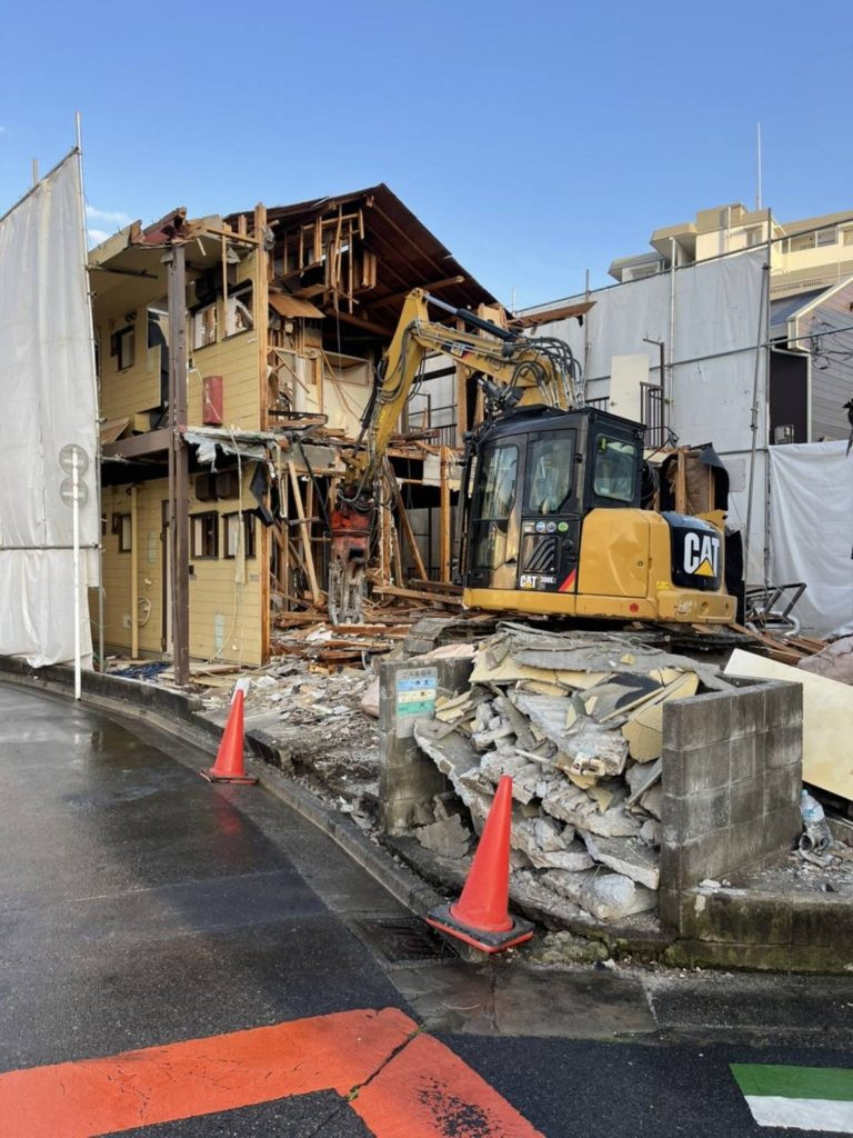 そしてここからは、クレーンで解体している写真をご紹介します。 内装材の石膏ボードや外装材のサイディングは、検体の結果石綿含有材を含んでおらず安全だったため解体しました。