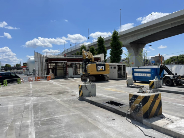 養生足場を設置してキャノピー（給油所）を解体