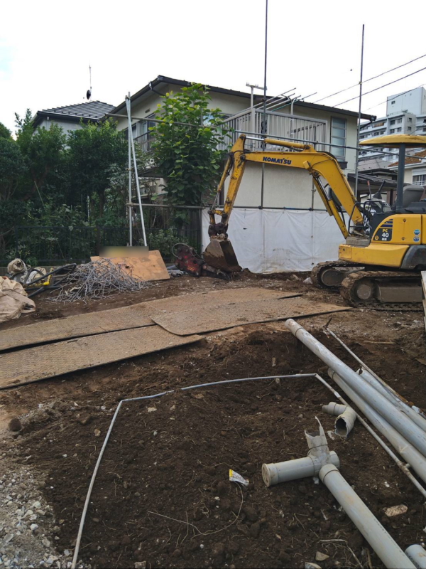 鉄板養生を施し、重機の施工性を向上させます。