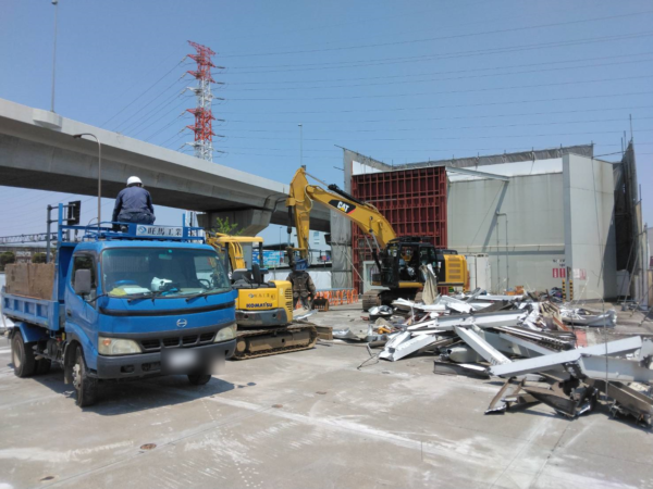 販売所・天然ガス給油機を解体中