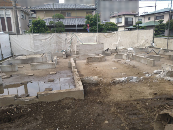 住宅配管や基礎を解体していきます。