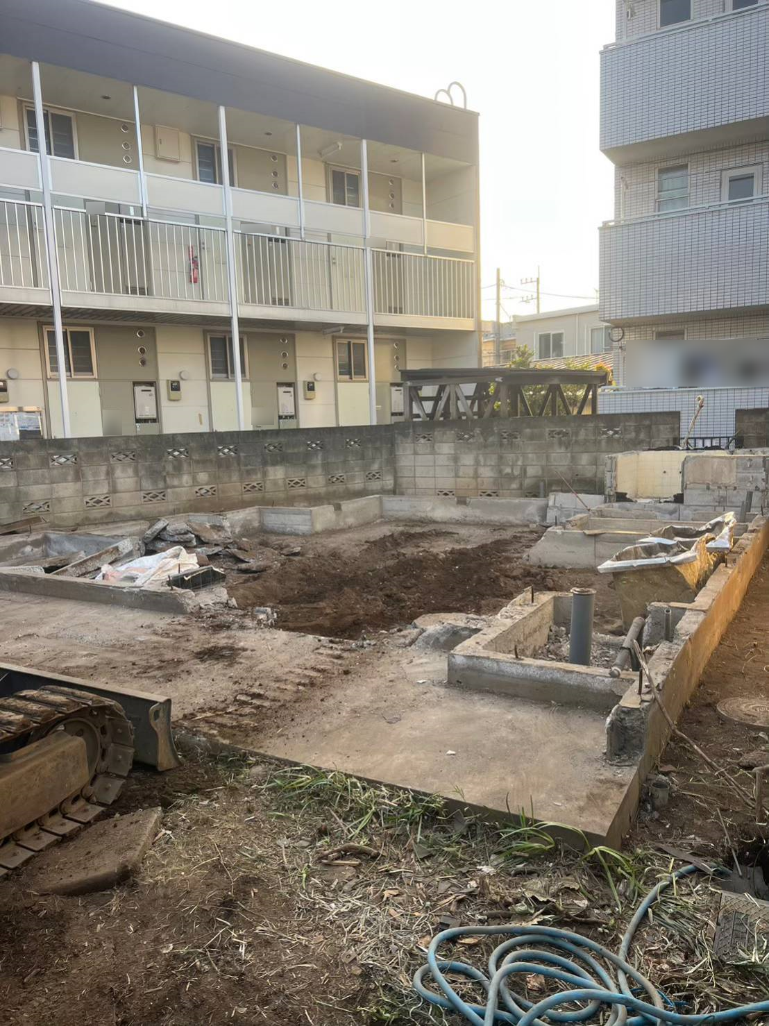 こちらは基礎解体の様子です。