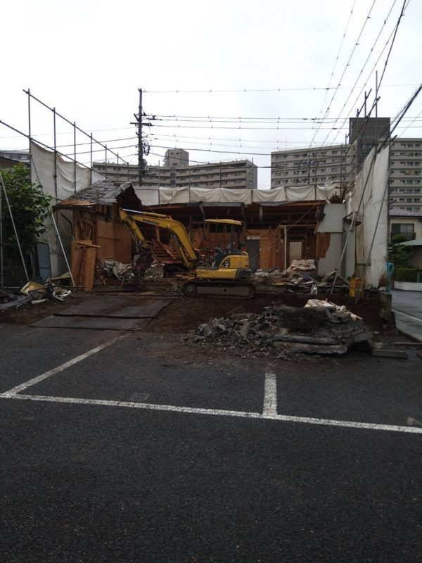 安全面も考慮し、養生シートを建てて作業を進めていきます。