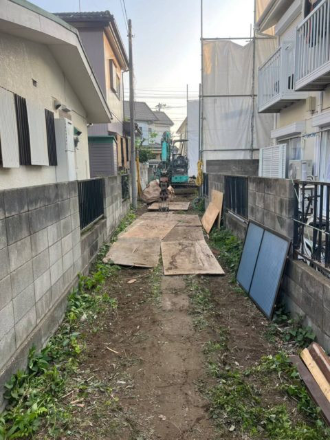 小さい重機をなんとか入れることができました。