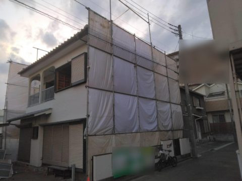 養生足場の組み立てを行ないました。