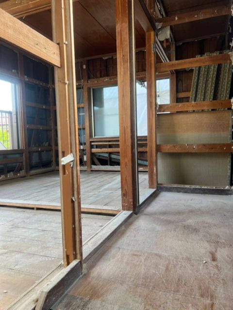 まずは、内装材の解体、撤去作業を行ないました。