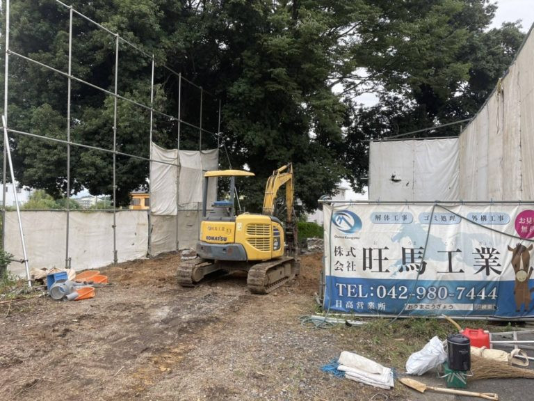 建物の配管や浄化槽など地中に埋まっている設備などを撤去して、養生足場を撤去しました。