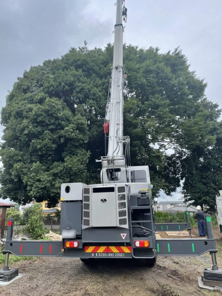 とても高い大きな樹木でしたので、ラフタークレーン車を設置して、安全作業で伐採と剪定作業を行ないます。