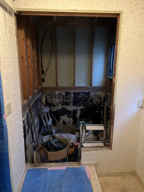 浴室および洗面台の解体工事の様子です。 タイル張りの在来浴室をユニットバスに変えるために撤去作業を行ないました。