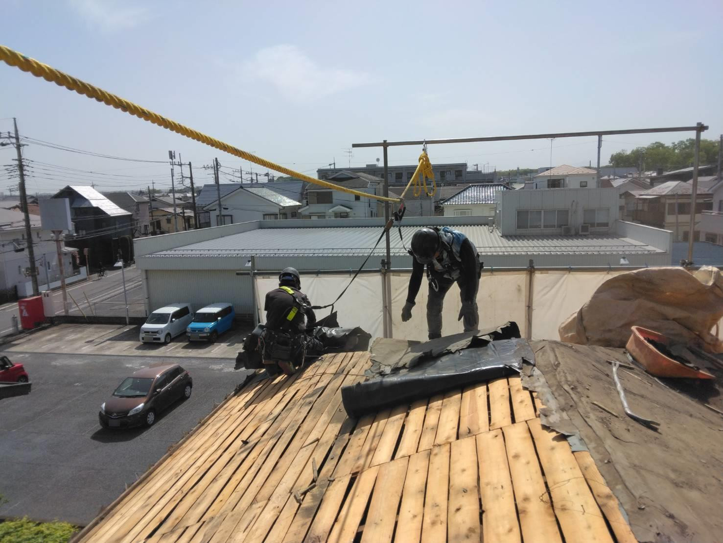 屋根材の撤去作業を行ないました。