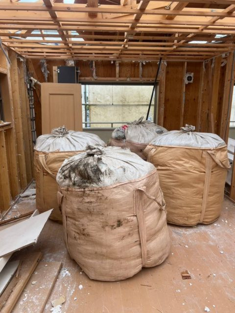 内装解体を完了させ、屋根から2階を少し手作業で壊した後、重機を搬入しました。