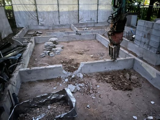 廃材を分別しながら片付け、建物の基礎だけになりました。 その後は建物の基礎と駐車場の土間などを解体し搬出していきます。