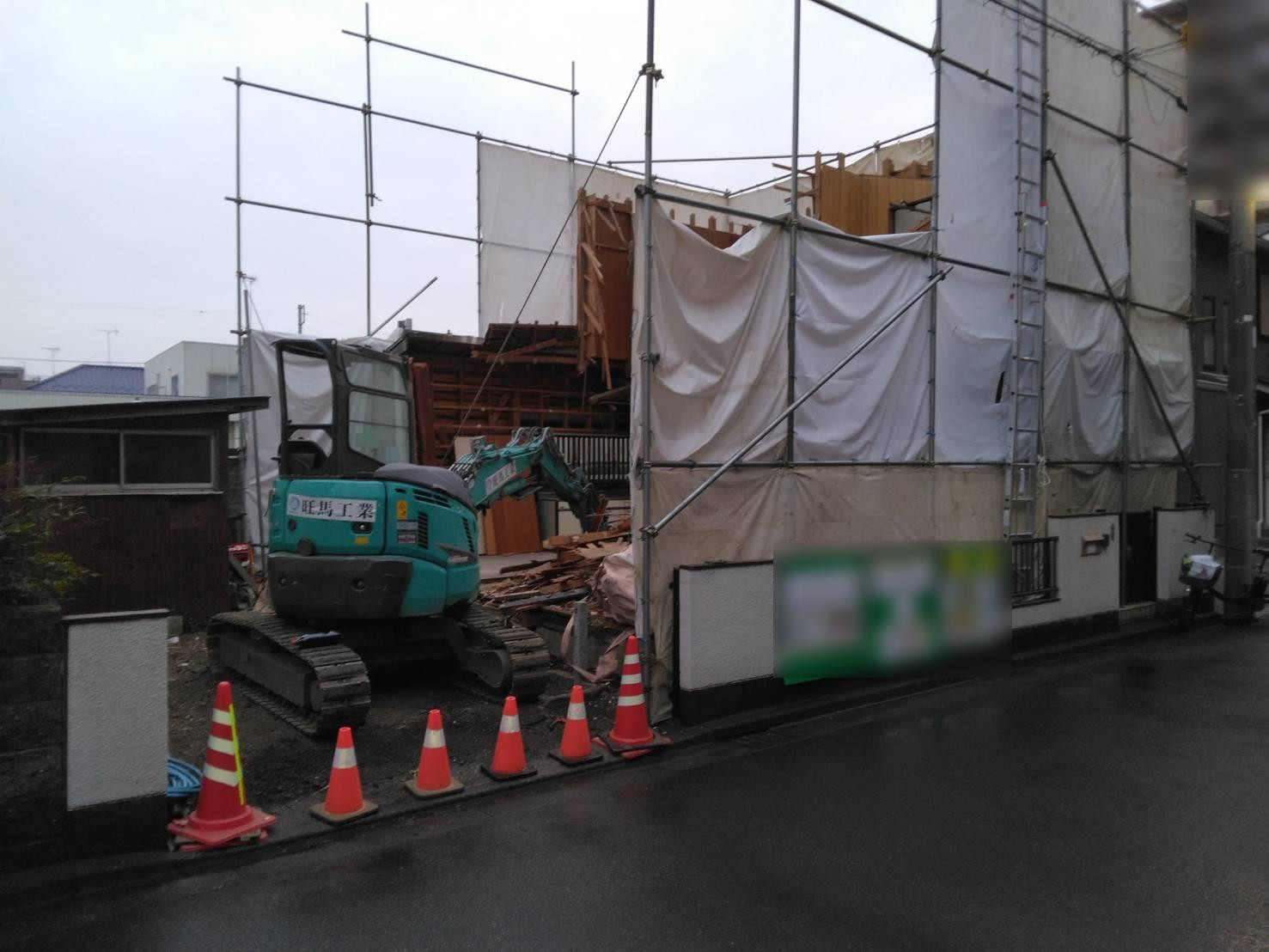 重機を搬入し、建物を解体しました。