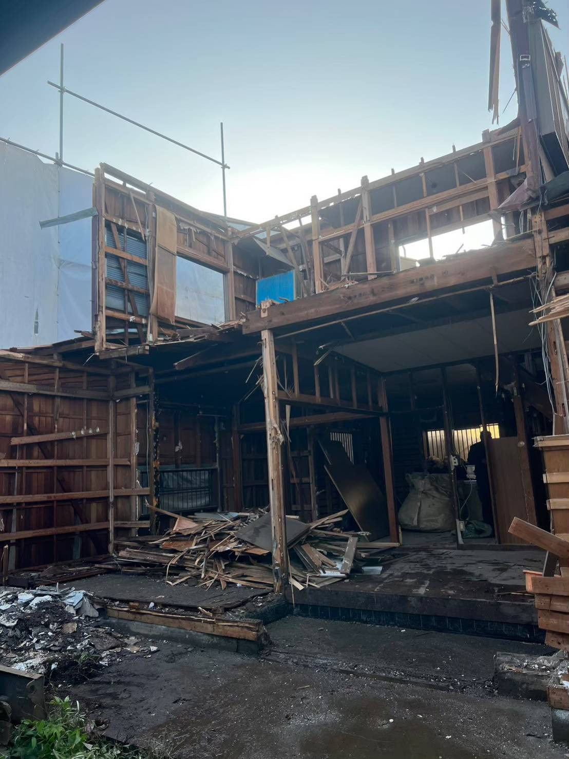 そして、建物を重機で分別解体していきます。