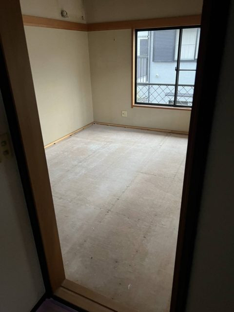 畳が傷んでいたので畳の撤去作業を行ないました。