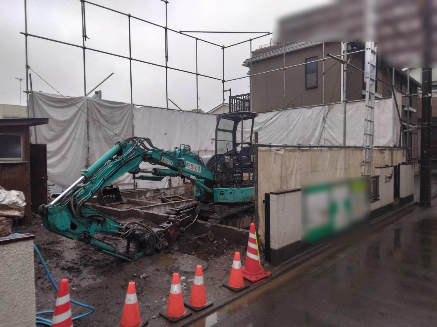 重機を搬入し、建物を解体しました。