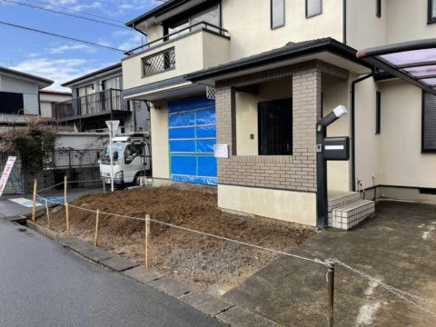 駐車場を広くするために、植栽・花壇、袖壁付きスロープ、周囲の土間コンクリートの撤去作業を行ないました。