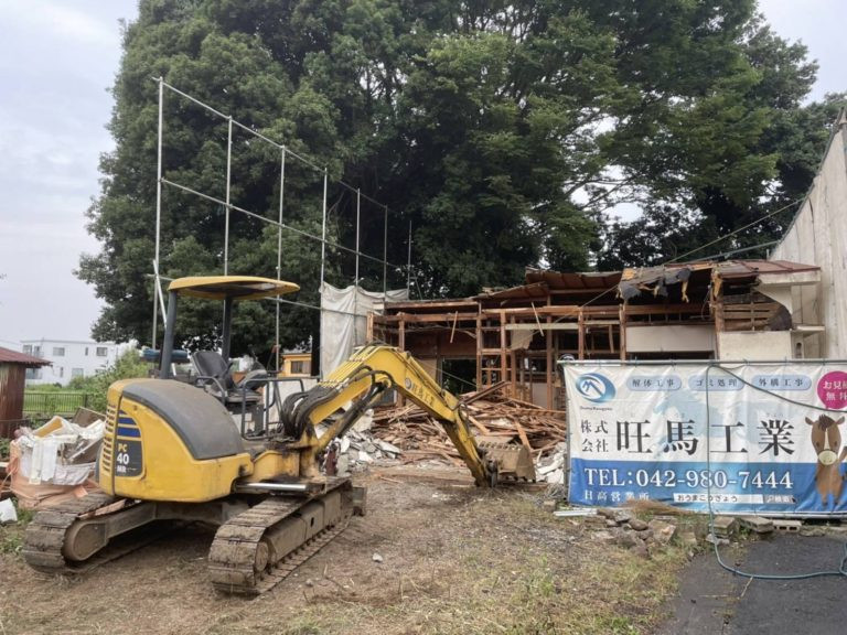 重機を搬入して、建物の建材を分別しながら解体作業を進めていきます。