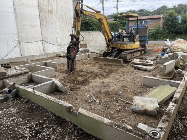 建物を解体して片付け終わったら、次は建物の基礎コンクリートを解体・搬出していきます。