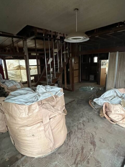 養生足場を設置して内装解体を行ないました。