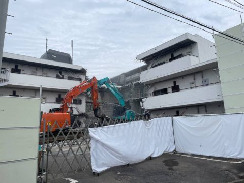 重機を搬入して建物取り壊し