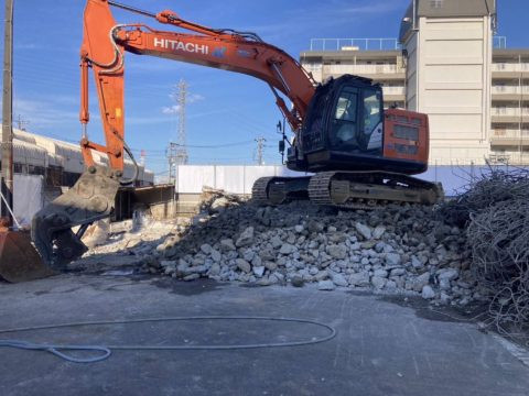 重機を搬入して建物取り壊し