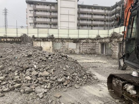 重機を搬入して建物取り壊し