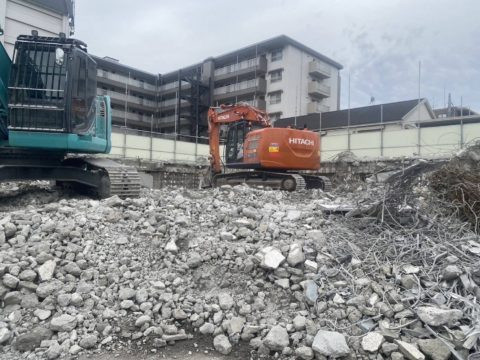 重機を搬入して建物取り壊し