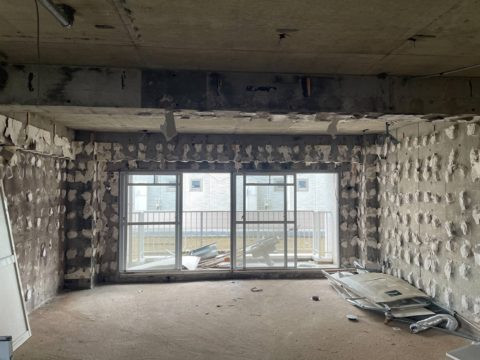 足場をかけて内装解体工事